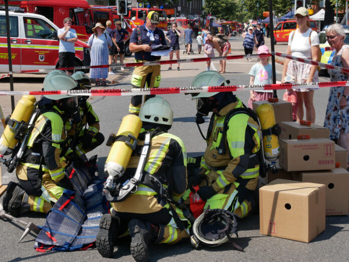 Einsatzübung des Atemschutzrettungstrupps der Ortsfeuerwehren Almhorst und Gümmer. Rund 1000 Besucher kamen am 27. Juni 2026 bei Blaulichtmeile in Seelze zur Jubiläumsfeier der Ortsfeuerwehr an der Hannoverschen Straße