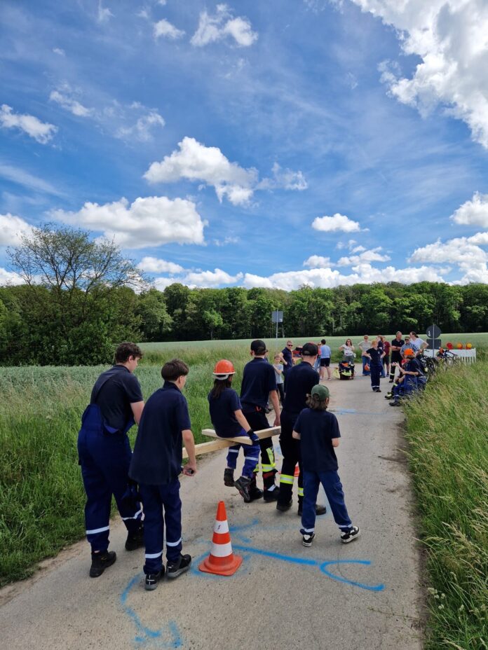 Leistungsmarsch in Almhorst zum 45. Jubiläum Leistungsmarsch in Almhorst zum Jubiläum: Die Jugendfeuerwehr feiert 45 Jahre, sieben Gruppen treten beim Ortsmarsch an