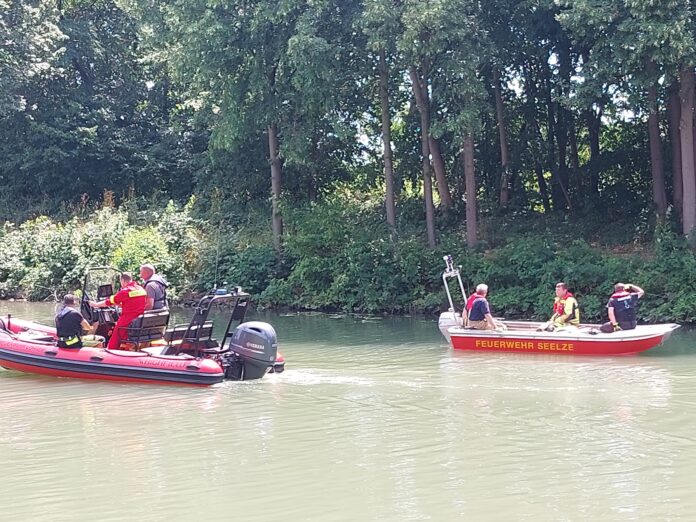 Große Suchaktion am Seitenkanal in Seelze: Am Montagmittag suchten Feuerwehr, Taucher und Rettungsdienst nach einer Person