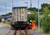 Feuerwehr und THW sicherten beim Gefahrguteinsatz in Seelze am 04.07.2026 eine beschädigte Ladeeinheit auf dem Rangierbahnhof