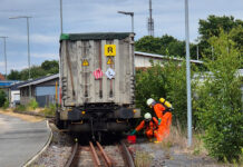 Feuerwehr und THW sicherten beim Gefahrguteinsatz in Seelze am 04.07.2026 eine beschädigte Ladeeinheit auf dem Rangierbahnhof