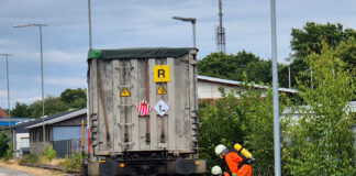 Feuerwehr und THW sicherten beim Gefahrguteinsatz in Seelze am 04.07.2026 eine beschädigte Ladeeinheit auf dem Rangierbahnhof