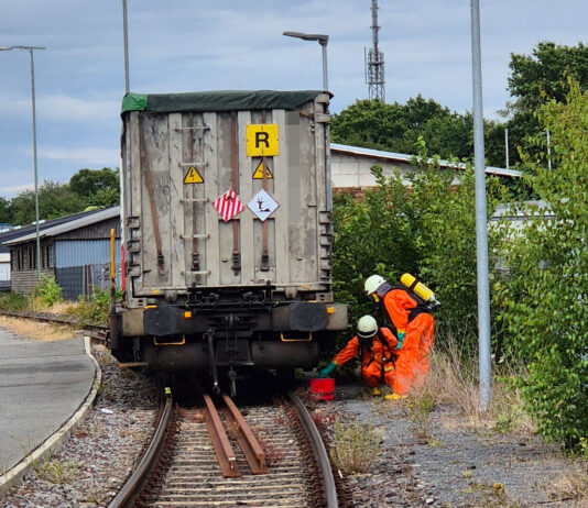 Feuerwehr und THW sicherten beim Gefahrguteinsatz in Seelze am 04.07.2026 eine beschädigte Ladeeinheit auf dem Rangierbahnhof