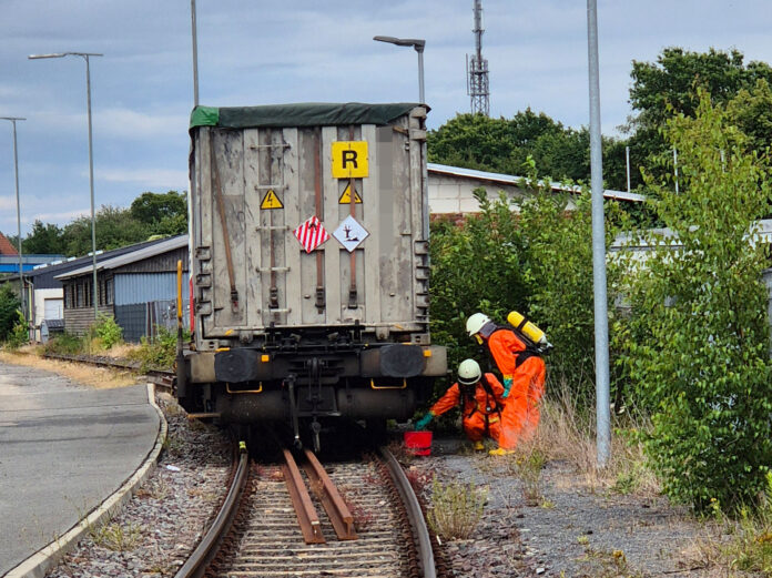 Bild 1: Ein CSA-Trupp erkundet den Gefahrgutaustritt an dem Waggon Feuerwehr und THW sicherten beim Gefahrguteinsatz in Seelze am 04.07.2026 eine beschädigte Ladeeinheit auf dem Rangierbahnhof