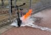 E-Roller brennt in Seelze an der Wunstorfer Straße: Akku-Brand gelöscht In Seelze brennt ein E-Roller am Samstagmorgen an der Wunstorfer Straße. Passanten helfen, die Feuerwehr löscht Akku, der Fahrer bleibt unverletzt
