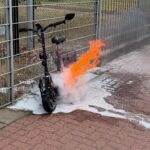E-Roller brennt in Seelze an der Wunstorfer Straße: Akku-Brand gelöscht In Seelze brennt ein E-Roller am Samstagmorgen an der Wunstorfer Straße. Passanten helfen, die Feuerwehr löscht Akku, der Fahrer bleibt unverletzt