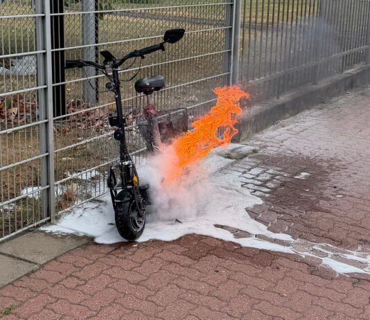 E-Roller brennt in Seelze an der Wunstorfer Straße: Akku-Brand gelöscht In Seelze brennt ein E-Roller am Samstagmorgen an der Wunstorfer Straße. Passanten helfen, die Feuerwehr löscht Akku, der Fahrer bleibt unverletzt