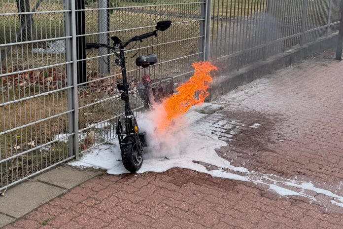 E-Roller brennt in Seelze an der Wunstorfer Straße In Seelze brennt ein E-Roller am Samstagmorgen an der Wunstorfer Straße. Passanten helfen, die Feuerwehr löscht Akku, der Fahrer bleibt unverletzt
