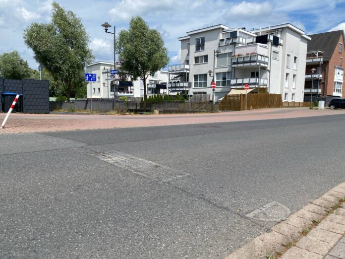 Die Stadt Seelze lässt während der Sommerferien an den Standorten der bereits zurückgebauten Bremsschwellen in der Straße "An den Grachten" neue geteilte Plateaupflasterungen einbauen Die Stadt Seelze startet am Montag, 6. Juli, den Einbau von Plateaupflaster in "An den Grachten". Vier Abschnitte werden gesperrt