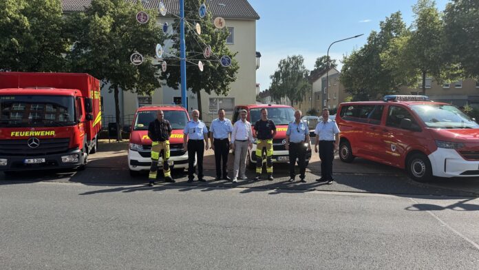 Es freuen sich Alexander Masthoff, Marco Becker, Christian Kielhorn, Lars Volker, Dominik Ruhland, Michael Lorenz und Dennis Blume Die Stadt Seelze übergab am 07.07.2026 neue Fahrzeuge für die Feuerwehr in Seelze, Almhorst, Lohnde und Letter