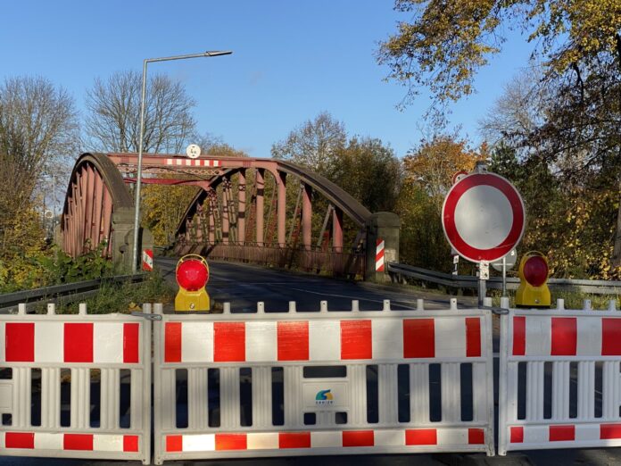 Die Kanalbrücke an der Göxer Landstraße über den Stichkanal Linden ist aus Sicherheitsgründen aktuell und voraussichtlich bis Freitag, 24. Juli, für den Kraftverkehr gesperrt. Das Foto entstand während der Sperrung im November 2024 Kanalbrücke in Seelze gesperrt: An der Göxer Landstraße bleibt die Brücke voraussichtlich bis Freitag, 24. Juli gesperrt - die Hintergründe