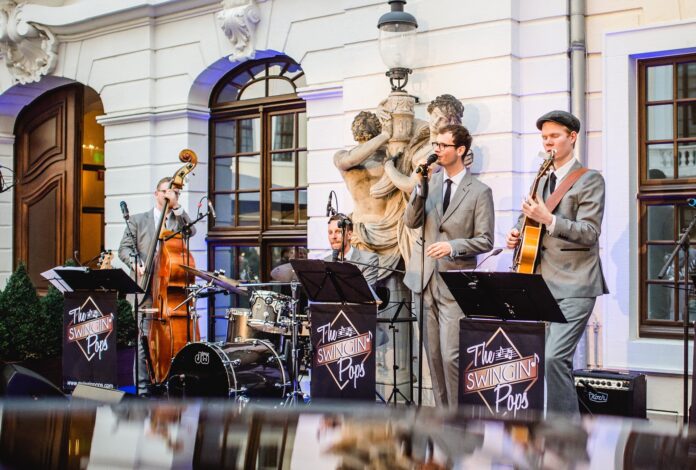 Weltbekannte Hits in neuem Gewand: The Swingin’ Pops verbinden den Charme vergangener Zeiten mit modernen Pop- und Rockklassikern – und laden beim Open Air im Pfarrgarten zu einem heiteren und eleganten Sommerabend voller musikalischer Vielfalt ein. The Swingin' Pops spielen am 1. August in Seelze beim Open Air im Pfarrgarten der St. Martin Kirche. Karten kosten 25 Euro