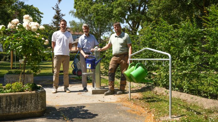 Modern und praktisch: Mischa Wittmar-Streich (von links), Bürgermeister Alexander Masthoff und Christoph Partsch präsentieren die neue Wasserstelle samt neuem Gießkannenhalter auf dem Friedhof Seelze. Neue Wasserstellen auf Friedhöfen in Seelze und Lohnde erleichtern seit Wochen die Grabpflege und kommen bald auch nach Almhorst