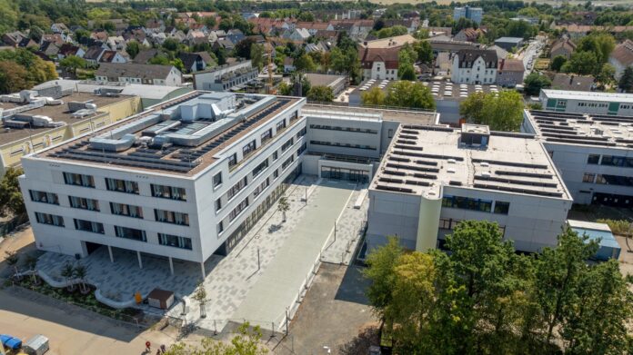 Wasserschaden an der Bertolt-Brecht-Gesamtschule Seelze Wasserschaden an der Bertolt-Brecht-Gesamtschule: In Seelze fällt am 31. August der Präsenzunterricht aus, das Sekretariat bleibt geschlossen
