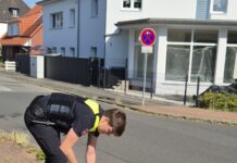 Polizei frischt Gelbe Füße in Seelze an Grundschulen auf, damit Kinder in Harenberg und Seelze-Süd sicherer zur Schule kommen