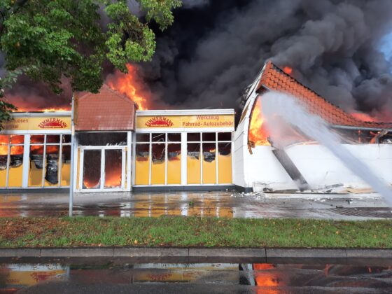 Gro&szlig;brand im Restpostenmarkt in Seelze: Ein Kunde wurde leicht verletzt, der Markt brannte aus. Die Garbsener Landstra&szlig;e blieb gesperrt