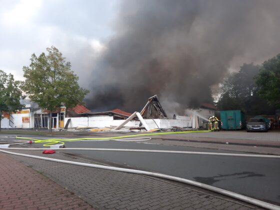 Gro&szlig;brand im Restpostenmarkt in Seelze: Ein Kunde wurde leicht verletzt, der Markt brannte aus. Die Garbsener Landstra&szlig;e blieb gesperrt