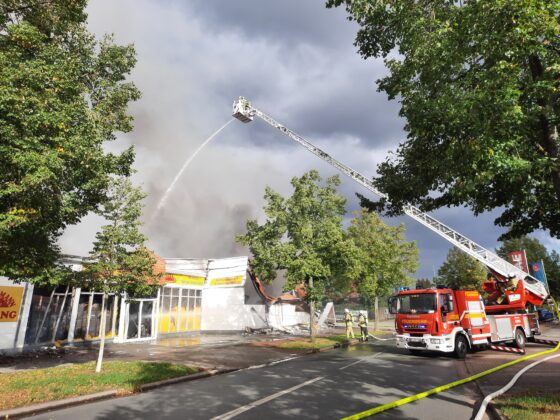 Gro&szlig;brand im Restpostenmarkt in Seelze: Ein Kunde wurde leicht verletzt, der Markt brannte aus. Die Garbsener Landstra&szlig;e blieb gesperrt