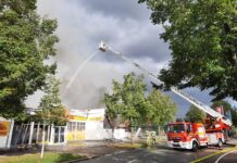 Großbrand im Restpostenmarkt in Seelze: Ein Kunde wurde leicht verletzt, der Markt brannte aus. Die Garbsener Landstraße blieb gesperrt
