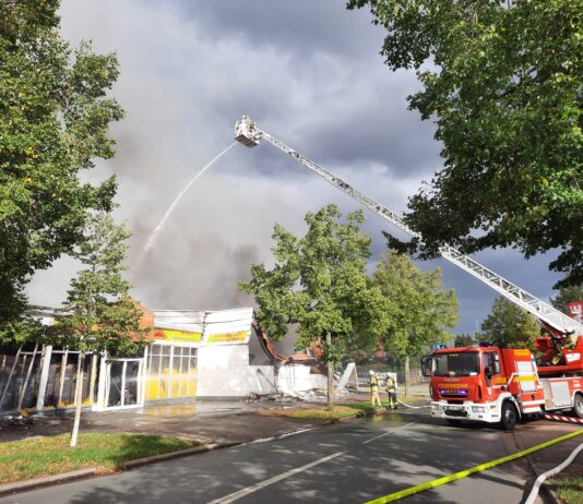 Großbrand in Seelze: Restpostenmarkt an der Brüggefeldstraße brennt vollständig aus Großbrand im Restpostenmarkt in Seelze: Ein Kunde wurde leicht verletzt, der Markt brannte aus. Die Garbsener Landstraße blieb gesperrt