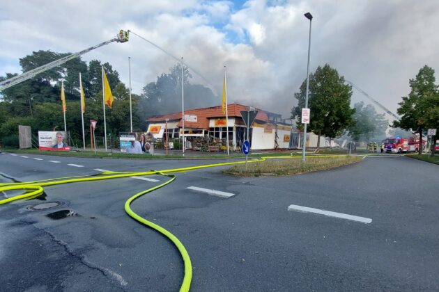 Gro&szlig;brand im Restpostenmarkt in Seelze: Ein Kunde wurde leicht verletzt, der Markt brannte aus. Die Garbsener Landstra&szlig;e blieb gesperrt