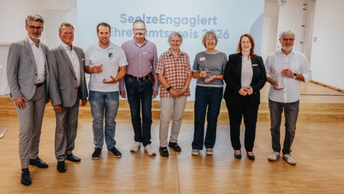 Ehrenamtspreis in Seelze: So wurde engagiert gefeiert Ehrenamtspreis in Seelze: Die Stadt ehrte in Mühlenfeld Wolfgang Keller, die Lesestube Dedensen und Dirk Platta mit 1.000 Euro